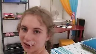 لإرضاء الفتاة الجميلة تأخذ الديك سكسي بنات اجنبي في فمها