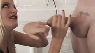 ركوب افلام سكسيه بنات الخيل إلى صالون وتمتص رجل أسود في المقصورة