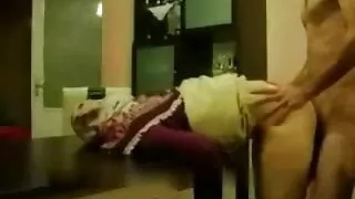 أبي لعب معها سكس حيوانات مع بنات xxnx ووضع جناحها على السرير