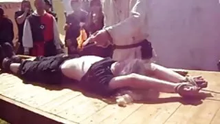 بسرور مارس الجنس على الأريكة سكس حصان وحريم من قبل امرأة شابة لذيذة