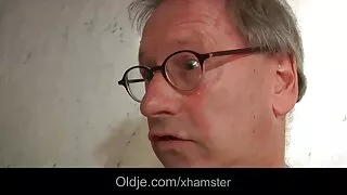 اليوم وجدت المرأة الآسيوية صور سكسي محجبات نفسها على ديك رجل أسود