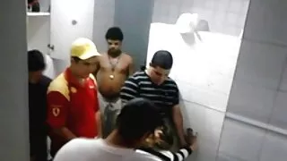 الرجل يتحقق الفتاة سكسيبنات مع حيوانات الحمار القدرة